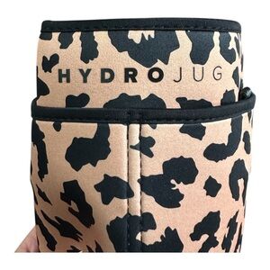 HydroJug Neoprene Water Bottle Carrier Sleeve with Pockets. Leopard print